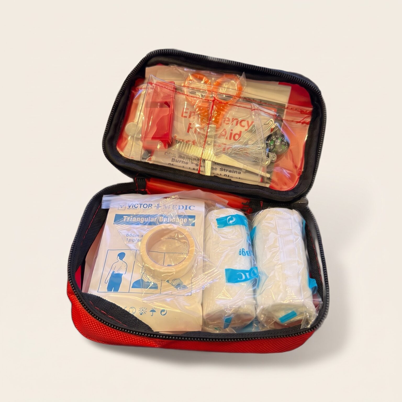 Första hjälpen-kit öppet med innehållet